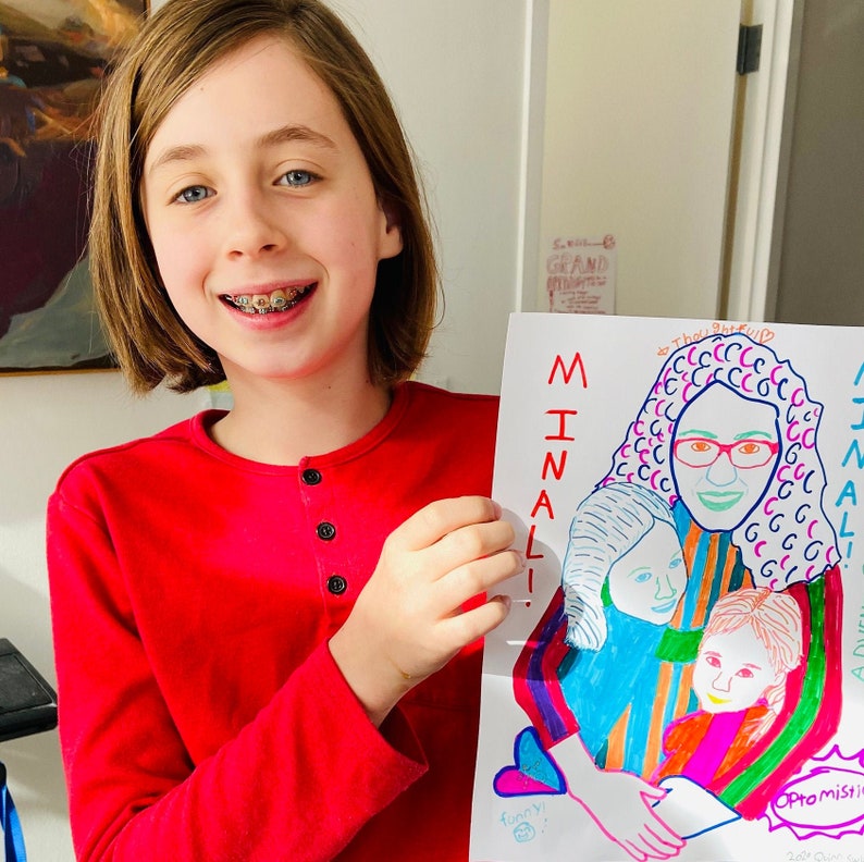 Op de afbeelding: Een kind houdt een kleurrijk tekening van een vrouw met twee kinderen vast. De tekening is getiteld "Minimal!" en bevat de tekst "To Thou She/He/I/D".