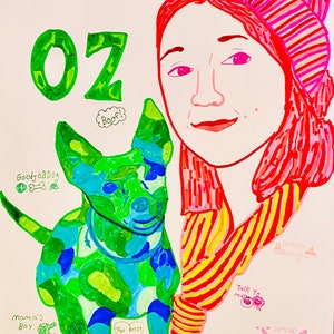 Op de afbeelding: Een kleurrijke tekening van een persoon met rood haar die een roze en wit gestreepte hoed draagt. De persoon houdt een groen en blauwe hond vast met de woorden "GoodJobDog" en "The best" erop geschreven. De tekening bevat ook de woorden "Sarah", "Oz", "Boof!" en "Praat met me".