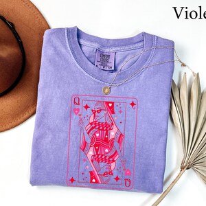 Camisa Comfort Colors® Reina de Corazones, Camisa para San Valentín para mujer, Camisa con la Reina de las Cartas, Camisa con la Baraja de Cartas, Regalo Divertido para San Valentín imagen 5