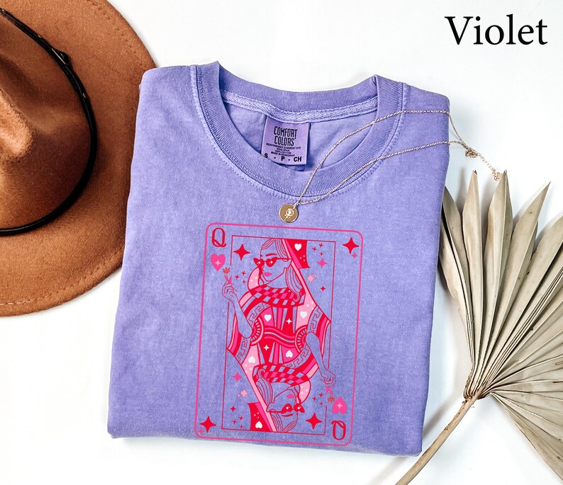 Camisa Comfort Colors® Reina de Corazones, Camisa para San Valentín para mujer, Camisa con la Reina de las Cartas, Camisa con la Baraja de Cartas, Regalo Divertido para San Valentín imagen 5