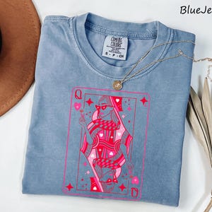 Camisa Comfort Colors® Reina de Corazones, Camisa para San Valentín para mujer, Camisa con la Reina de las Cartas, Camisa con la Baraja de Cartas, Regalo Divertido para San Valentín imagen 7