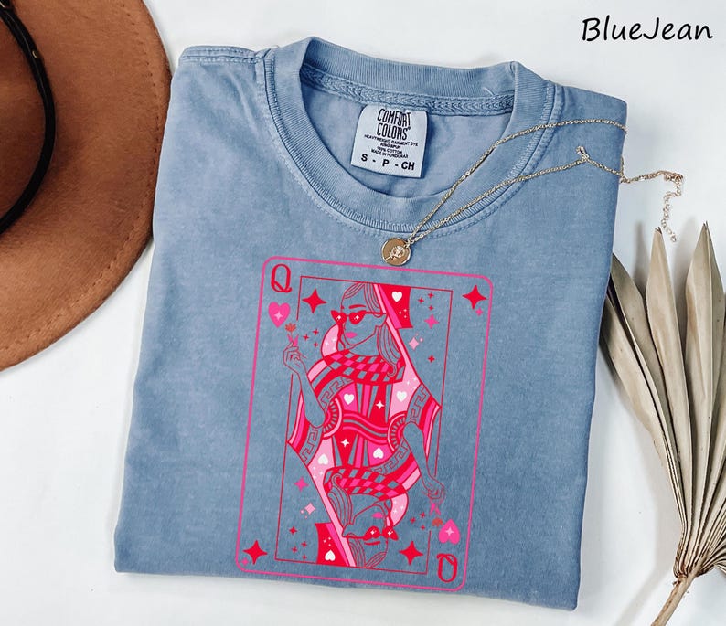 Camisa Comfort Colors® Reina de Corazones, Camisa para San Valentín para mujer, Camisa con la Reina de las Cartas, Camisa con la Baraja de Cartas, Regalo Divertido para San Valentín imagen 7
