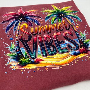 Camiseta Comfort Colors® Summer Vibes, Camiseta de verano a la moda, Camiseta para vacaciones, Camiseta retro de verano, Camiseta para vacaciones de verano, Ambiente playero, Regalo de verano imagen 1
