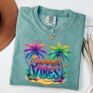 Camiseta Comfort Colors® Summer Vibes, Camiseta de verano a la moda, Camiseta para vacaciones, Camiseta retro de verano, Camiseta para vacaciones de verano, Ambiente playero, Regalo de verano imagen 2