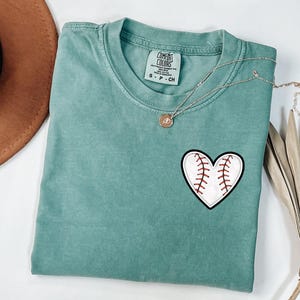 Camiseta de béisbol con corazón Comfort Colors®, camiseta de béisbol personalizada, camiseta de béisbol para mamá, camiseta de béisbol con corazón, camiseta de fanático del béisbol, regalo para el Día de la Madre