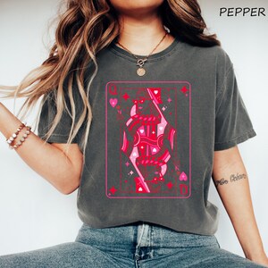 Camisa Comfort Colors® Reina de Corazones, Camisa para San Valentín para mujer, Camisa con la Reina de las Cartas, Camisa con la Baraja de Cartas, Regalo Divertido para San Valentín imagen 4