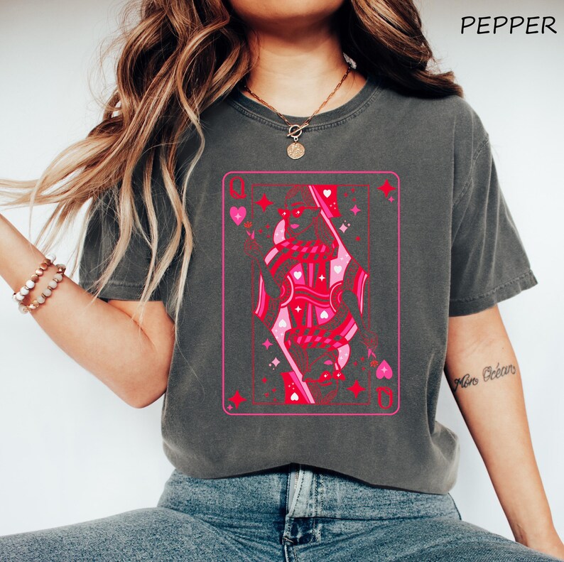 Camisa Comfort Colors® Reina de Corazones, Camisa para San Valentín para mujer, Camisa con la Reina de las Cartas, Camisa con la Baraja de Cartas, Regalo Divertido para San Valentín imagen 4