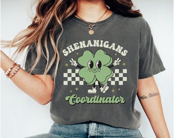 Camisa de coordinador de Shenanigans de Comfort Colors®, divertida camisa de San Patricio, para mujer, regalo del Día de San Patricio, camisa de trébol irlandés