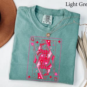 Camisa Comfort Colors® Reina de Corazones, Camisa para San Valentín para mujer, Camisa con la Reina de las Cartas, Camisa con la Baraja de Cartas, Regalo Divertido para San Valentín imagen 3