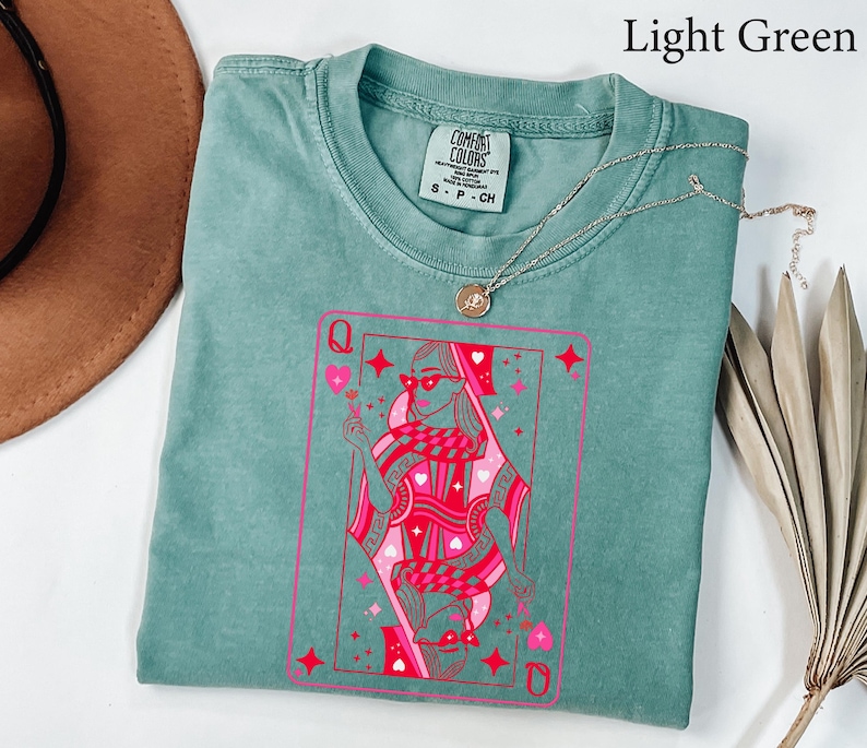 Camisa Comfort Colors® Reina de Corazones, Camisa para San Valentín para mujer, Camisa con la Reina de las Cartas, Camisa con la Baraja de Cartas, Regalo Divertido para San Valentín imagen 3