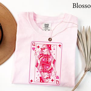 Camisa Comfort Colors® Reina de Corazones, Camisa para San Valentín para mujer, Camisa con la Reina de las Cartas, Camisa con la Baraja de Cartas, Regalo Divertido para San Valentín imagen 2