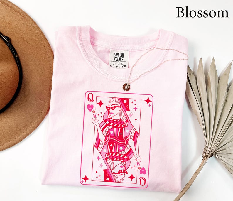 Camisa Comfort Colors® Reina de Corazones, Camisa para San Valentín para mujer, Camisa con la Reina de las Cartas, Camisa con la Baraja de Cartas, Regalo Divertido para San Valentín imagen 2