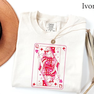 Camisa Comfort Colors® Reina de Corazones, Camisa para San Valentín para mujer, Camisa con la Reina de las Cartas, Camisa con la Baraja de Cartas, Regalo Divertido para San Valentín imagen 1