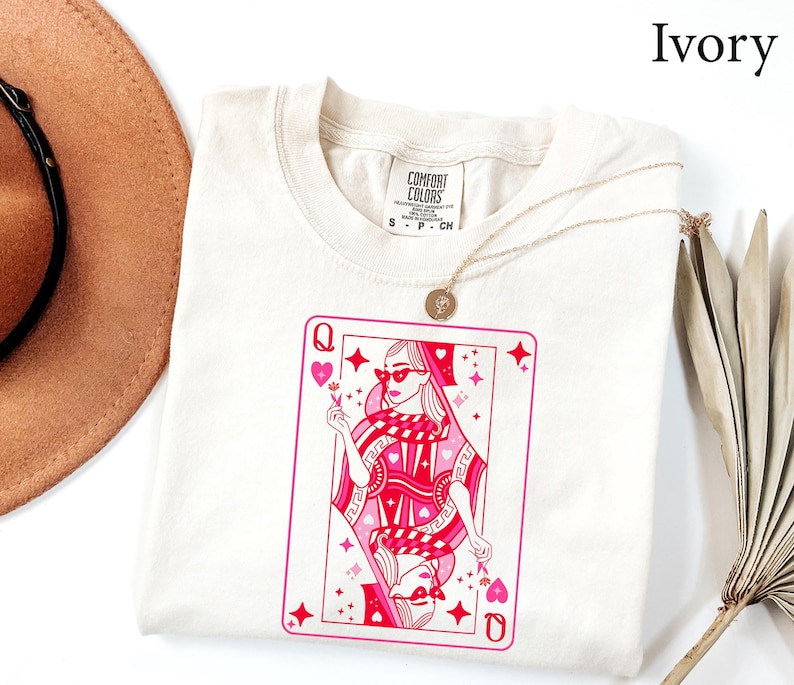 Camisa Comfort Colors® Reina de Corazones, Camisa para San Valentín para mujer, Camisa con la Reina de las Cartas, Camisa con la Baraja de Cartas, Regalo Divertido para San Valentín imagen 1
