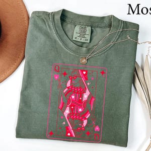 Camisa Comfort Colors® Reina de Corazones, Camisa para San Valentín para mujer, Camisa con la Reina de las Cartas, Camisa con la Baraja de Cartas, Regalo Divertido para San Valentín imagen 6