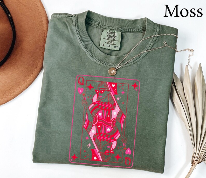 Camisa Comfort Colors® Reina de Corazones, Camisa para San Valentín para mujer, Camisa con la Reina de las Cartas, Camisa con la Baraja de Cartas, Regalo Divertido para San Valentín imagen 6