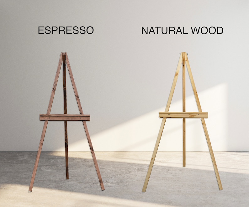 Pu&ograve; includere: Due cavalletti in legno, uno in marrone espresso e uno in legno naturale, in piedi su un pavimento grigio chiaro. I cavalletti sono entrambi in legno e hanno un design semplice.