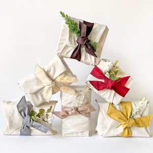 Confezione regalo in tessuto con cravatta attaccata / Panno da regalo Furoshiki ecologico riutilizzabile per piccoli regali / Regalo Zero Waste / 12 x 12 pollici