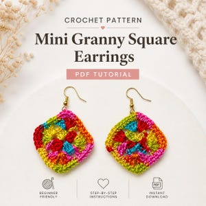 Op de afbeelding: Een paar kleurrijke, handgemaakte gehaakte oorbellen in een granny square patroon. De oorbellen hebben een levendige mix van rood, roze, geel, groen en blauw garen, met goudkleurige oorhaken. De afbeelding bevat tekst die luidt: "CROCHET PATTERN Mini Granny Square Earrings PDF TUTORIAL".