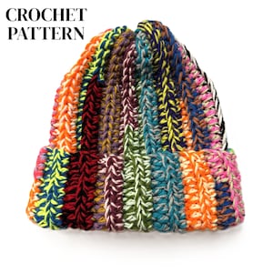 Könnte beinhalten: Ein bunter Häkel-Beanie mit umgeschlagenem Saum. Die Mütze hat vertikale Streifen in verschiedenen Farben, darunter Orange, Rot, Grün, Blau und Gelb. Der Text "CROCHET PATTERN" steht oben.