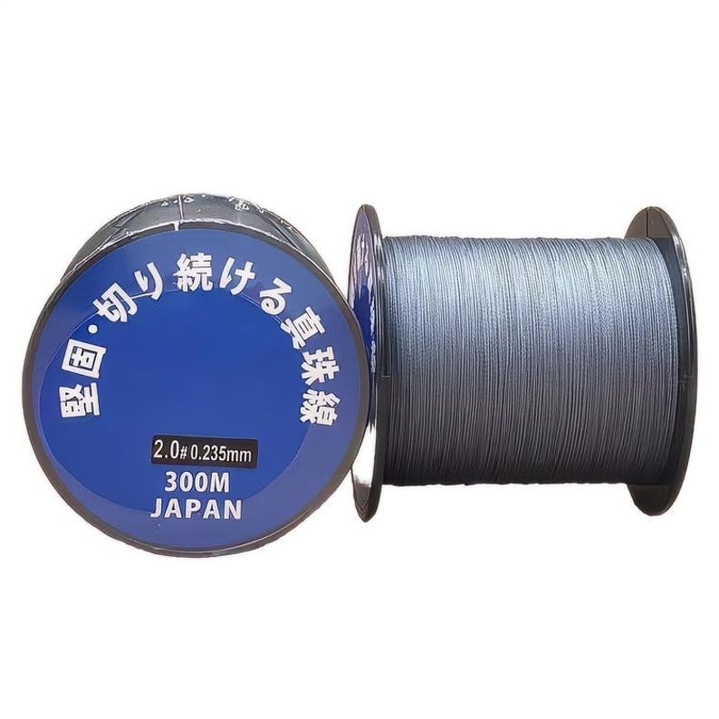 Może przedstawiać: Szpula szarej żyłki wędkarskiej z niebieską etykietą, na kt&oacute;rej widnieje napis "2.0 # 0.235mm 300M JAPAN" oraz japoński tekst, kt&oacute;ry można przetłumaczyć jako "Okrągły. Ciąć. Łączyć. Prawdziwa żyłka wędkarska".