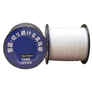 Może przedstawiać: Szpula białej żyłki wędkarskiej z niebiesko-białą etykietą, na kt&oacute;rej widnieje napis "1.0# 0.168mm 300M JAPAN". Etykieta zawiera r&oacute;wnież tekst japoński, kt&oacute;ry brzmi "国・切り続ける 糸巻".