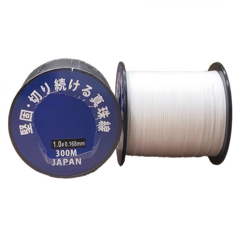 Może przedstawiać: Szpula białej żyłki wędkarskiej z niebiesko-białą etykietą, na kt&oacute;rej widnieje napis "1.0# 0.168mm 300M JAPAN". Etykieta zawiera r&oacute;wnież tekst japoński, kt&oacute;ry brzmi "国・切り続ける 糸巻".