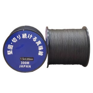 Może przedstawiać: Szpula czarnej żyłki wędkarskiej z japońskim tekstem na etykiecie, kt&oacute;ry brzmi "1.5# 0.205mm 300M JAPONIA".