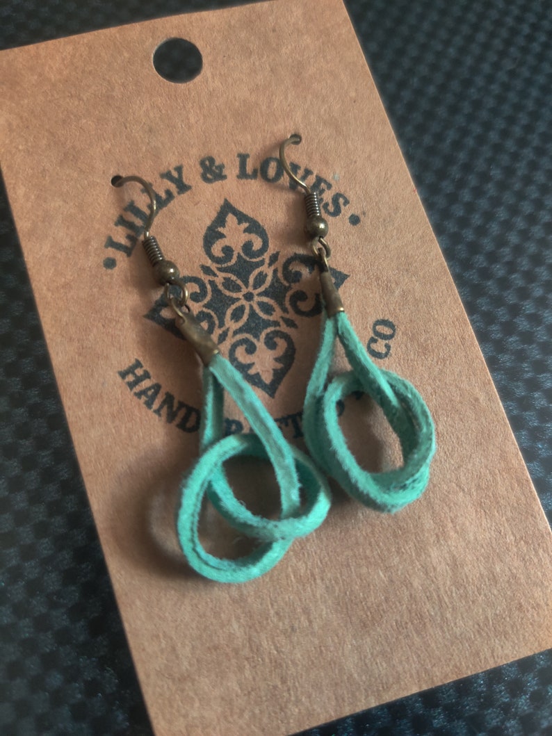 Aldea leather cord knot earrings Bild 3