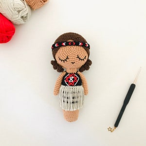 Aroha die Māori Puppe - HÄKELMUSTER - aus der World of Dolls Kollektion - Neuseeland - von oche pots - amigurumi - peg doll