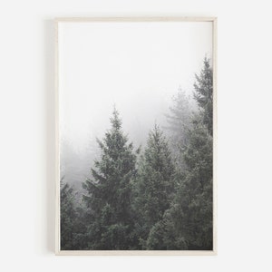 Bosdruk, bosmuurkunst, Noordse druk, groene boskunst, mistige bosdruk, pijnbomen, afdrukbare muurkunst, natuurmuurkunst, natuurprint