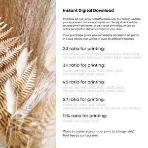 K&ouml;nnte beinhalten: Werbung f&uuml;r druckbare Kunst, mit Text &uuml;ber sofortige digitale Downloads und Druckverh&auml;ltnisse in Zoll und Zentimetern. Der Hintergrund zeigt getrocknete Ziergr&auml;ser in Beige und Hellbraun.