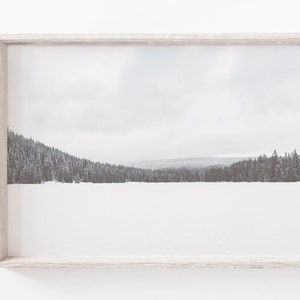 Gefrorene See Druck, verschneite Bäume Druck, Winter Wunderland Druck, Schnee bedeckt Wald, Winter-Wand-Kunst, herunterladbare Kunst, druckbare Kunst