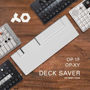 Op de afbeelding: Een witte Deck Saver voor OP-1F en OP-XY, met de tekst "DECK SAVER 3D PRINT FILES". De afbeelding toont ook verschillende zwart-witte elektronische muziekapparaten met knoppen en knoppen, en het logo "XO".