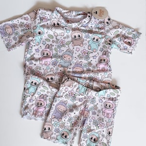 Conjunto de salón de motociclista &quot;Monster Friends&quot;, conjunto de salón, monstruos, para bebé, floral, flores, pantalones cortos de motociclista, para niños pequeños, para niñas, conjunto a juego