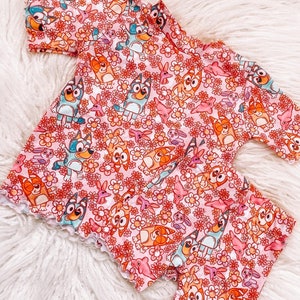 Conjunto de salón de motociclista con tacones y estampado floral rosa, elegante, rosa, para bebé, floral, flores, pantalones cortos de motociclista, para niño pequeño, estética rosa, primavera