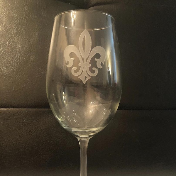 Fleur De Lis Etched Wine Glass