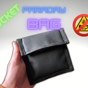 Könnte beinhalten: Eine schwarze Stoff-Faraday-Tasche mit Reißverschluss. Die Tasche wird in einer Hand gehalten. Die Worte "POCKET FARADAY BAG" sind in neongrünen und violetten Buchstaben über der Tasche geschrieben. Ein roter Kreis mit einem diagonalen Strich durch ihn befindet sich in der oberen rechten Ecke des Bildes. Der Kreis enthält ein gelbes Warnsymbol eines Mobilfunkmastes mit einem Kein-Signal-Symbol.