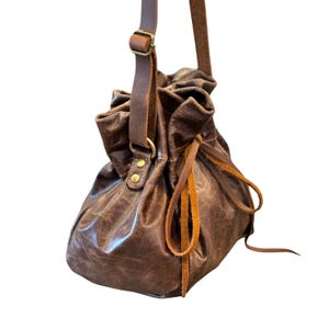 Brown Leather Pouch with adjustable shoulder strap, Drawstring Bag, Adventure Bag, Explorer pouch, LARP, Essential Oils, medieval pouch