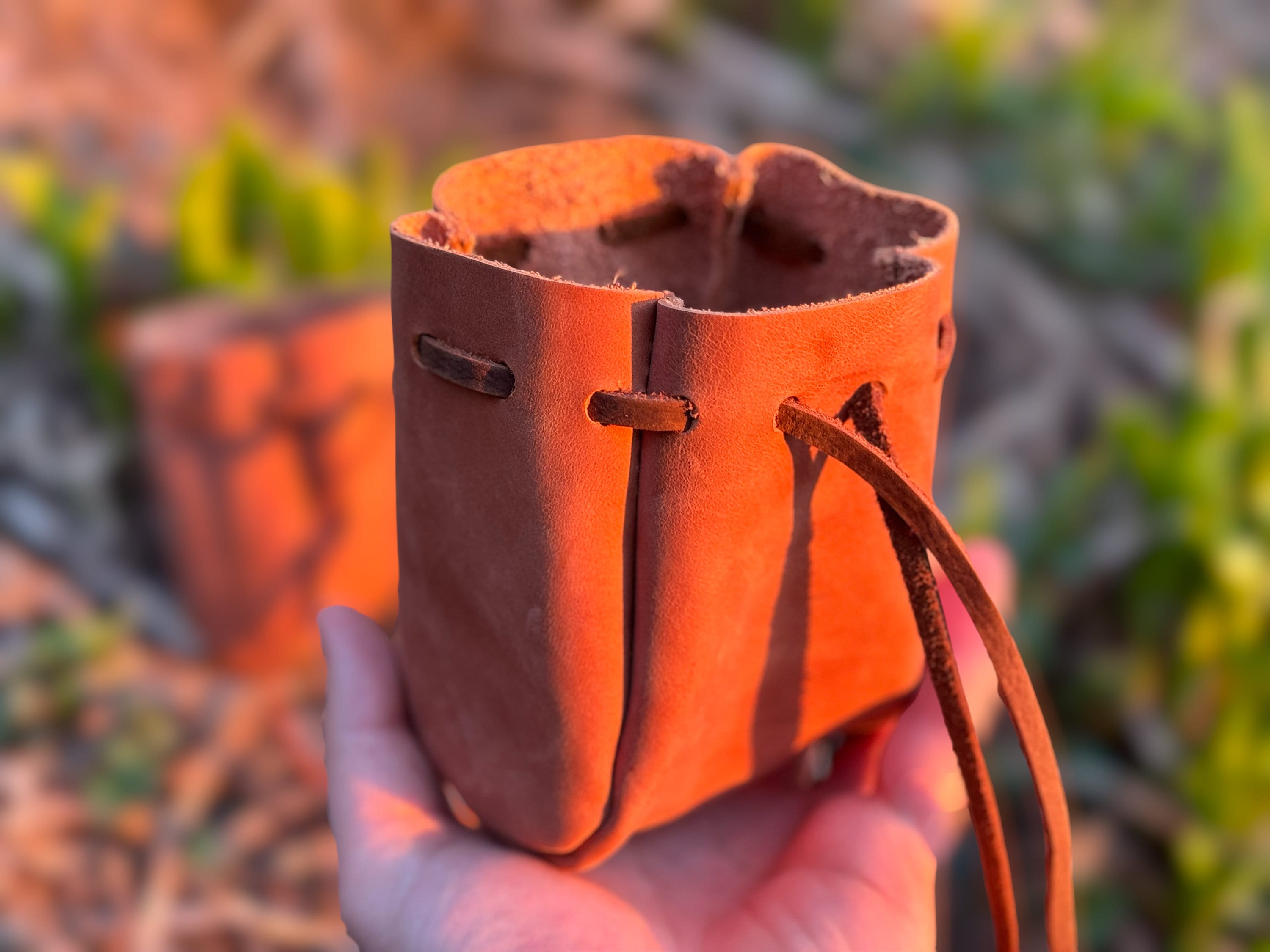 ハンドメイドのタンレザー巾着ポーチ:中世のコインバッグ