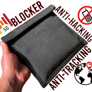 Peut inclure: Une pochette en tissu noir avec les mots "BLOCKER", "ANTI-HACKING" et "ANTI-TRACKING" imprimés dessus. La pochette est tenue dans une main. Il y a des icônes d'un téléphone avec un cercle rouge et une barre oblique, un signal 5G et un globe avec une épingle rouge.