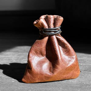 Brauner Leder Geldbeutel | Kordelzug Würfel Tasche | Schmuckaufbewahrung | Kristall und Beutel für ätherische Öle | DND & LARP Zubehör | Nachstellung