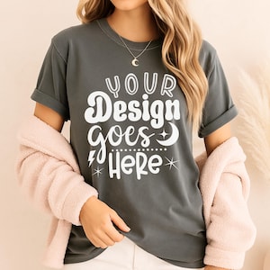 Mockup pepershirt C1717 | Mockup T-shirt Comfort Colors Pepper | Mock-blond model | POD 1717 Pepper donkergrijs overhemdmodel
