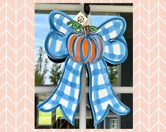 Colgador de puerta de calabaza con lazo azul Coquette