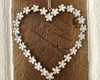 Coeur de décoration de fenêtre suspendu, coeur décoratif en fleurs en métal, coeur de décoration de porte, coeur en blanc antique, petit cadeau pour les femmes