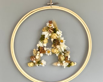 Bloembrief gepersonaliseerde gedroogde bloemenkrans gedroogde bloemenringkrans gemaakt van gedroogde bloemen wanddecoratie monogram initiële babyvrouw