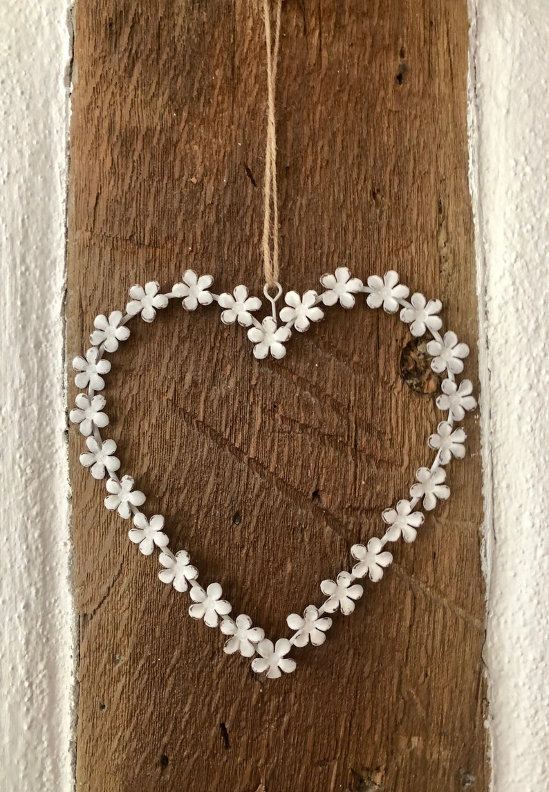 Fensterdekoration Herz hängend, Deko Herz aus Metallblüten, Türschmuck Herz, Herz in weiß antik, Kleines Geschenk für Frauen Bild 1