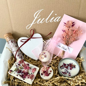 Personalisierte Wellness Geschenkbox für Frauen Geschenkkorb mit Name, Wellness Geschenkkorb mit Trockenblumen Geschenkset Entspannung Rose Rose pur Plus