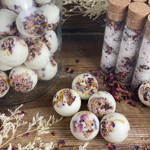 Rozenbadbom, rozengeurende badpraline, vegan badtruffel, badzout met rozen, bloemenbad met rozenblaadjes, wellnessset afbeelding 8