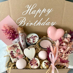 Personalisierte Wellness Geschenkbox für Frauen Geschenkkorb mit Name,  Wellness Geschenkkorb mit Trockenblumen Geschenkset Entspannung Rose